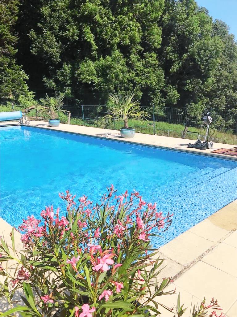 Old farmhouse surrounded by nature in Sidobre in Castres