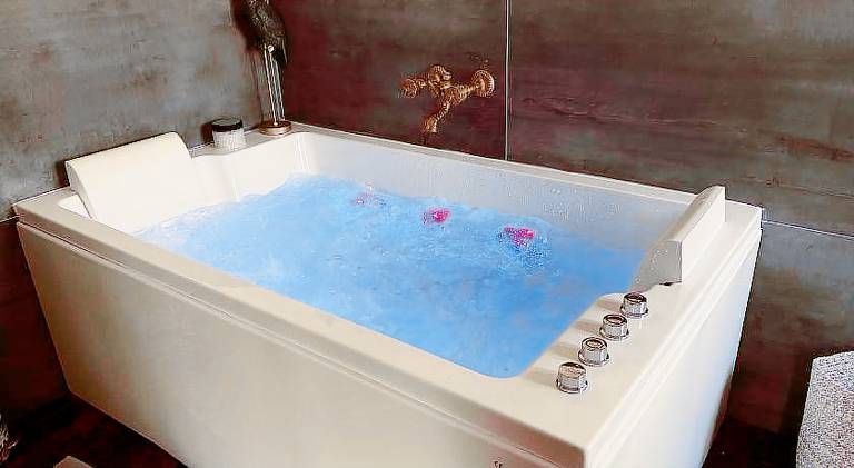 Beautiful vacation home with hot tub & pool | Dogs allowed — photo 5