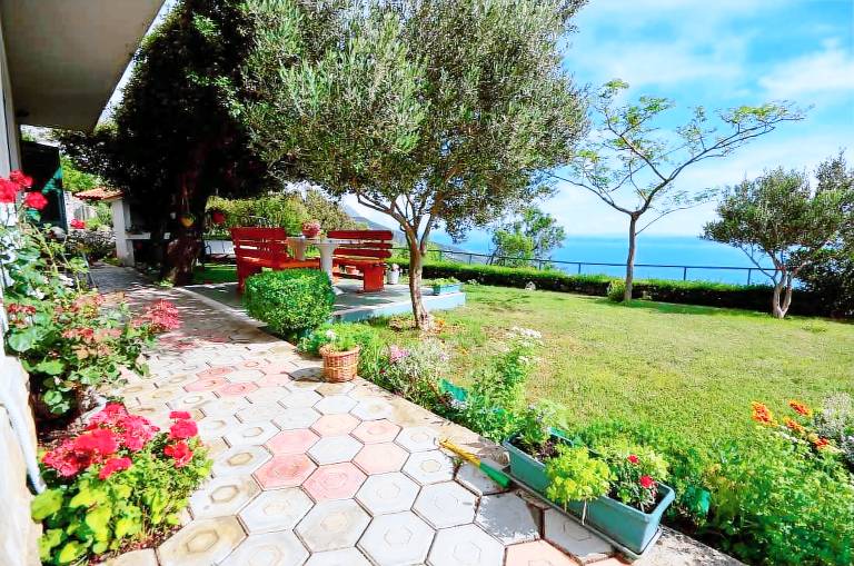 Vacation home with grill, terrace & yard — photo 5
