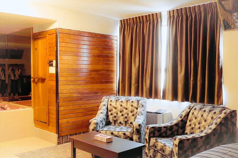 Deluxe Inn