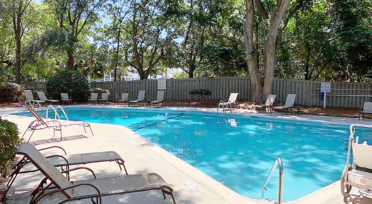 Vacation home with pool — photo 4