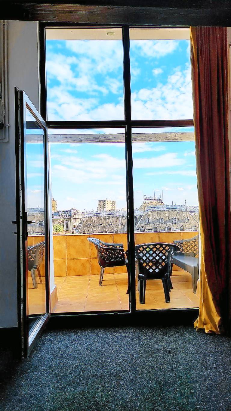 Vacation home with hot tub | Close to Palace of the Parliament | Pets allowed — photo 3