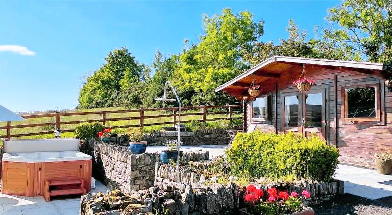 Chalet Superking bed Free Sauna jacuzzi