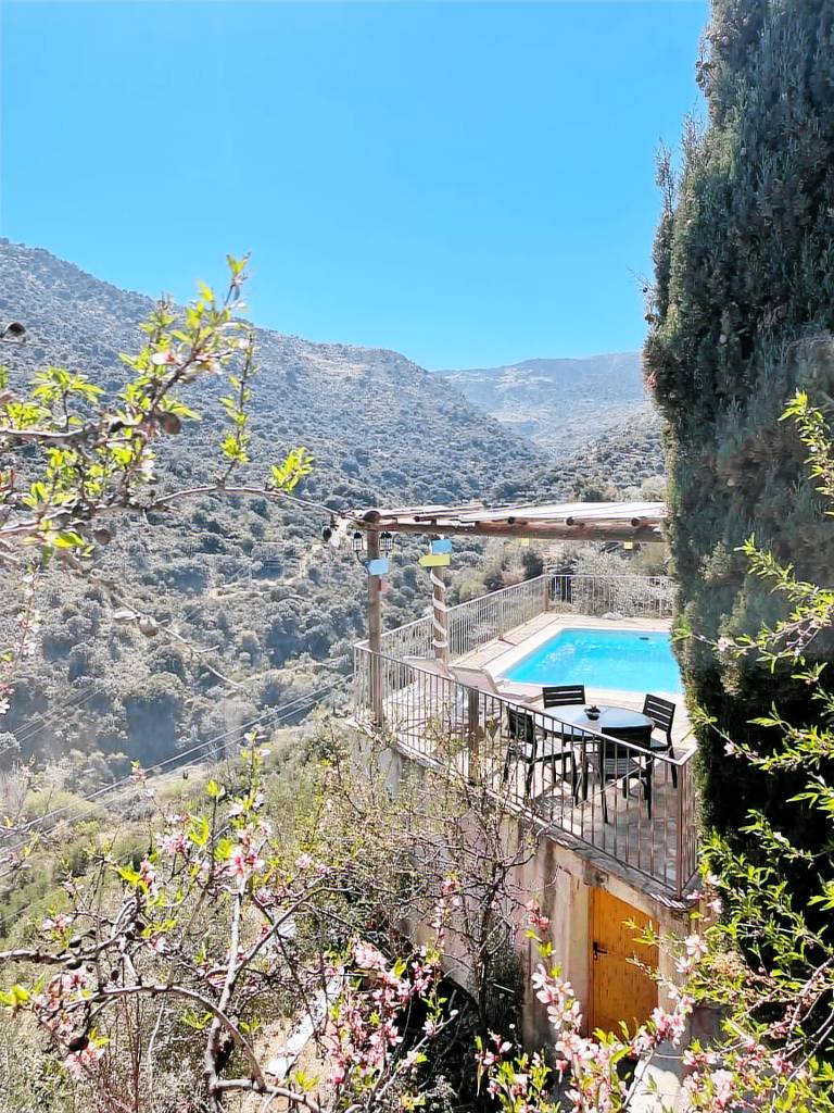 Vacation home with pool, barbeque & hot tub | Pool view — photo 5