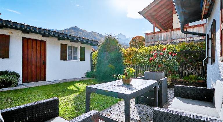 Holiday apartment with patio — photo 4