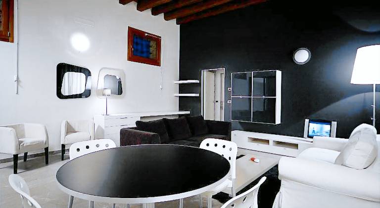 Serviced apartment with pool, terrace & yard — photo 4