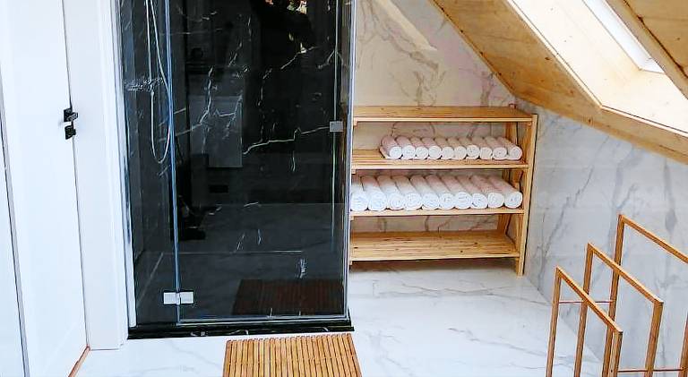 Vacation home with sauna, patio & yard — photo 5