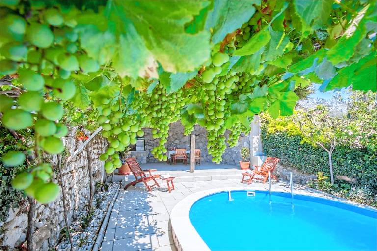 Holiday home with pool and barbecue in a quiet location — photo 2