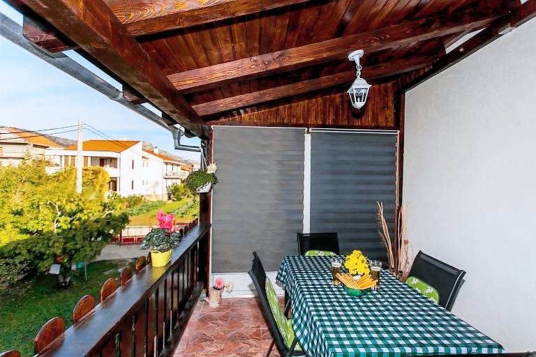 Rental apartment with yard & BBQ in Trogir