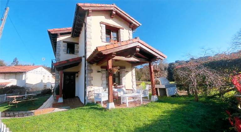 Holiday apartment with terrace, barbecue & yard in Llanes