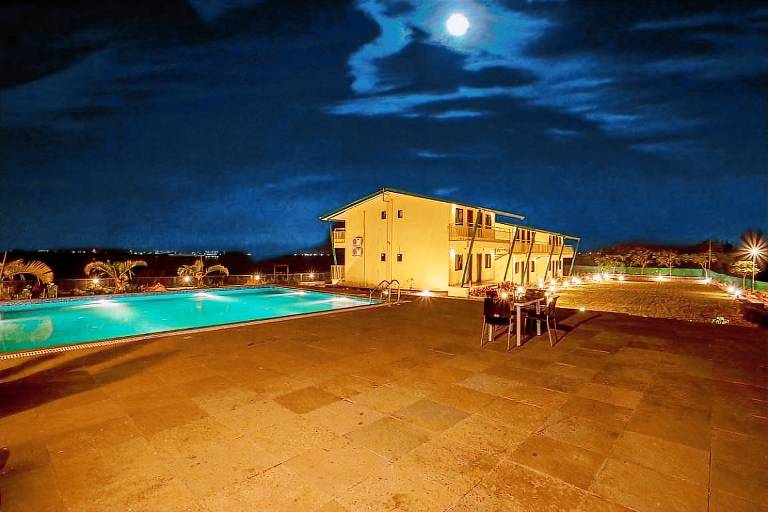 Vacation home with garden & pool in Igatpuri
