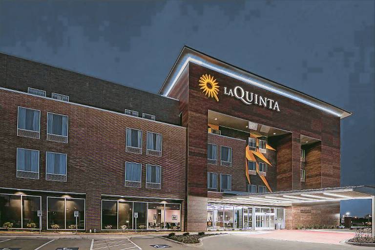 La Quinta Inn & Suites by Wyndham Dallas Grand Prairie North — photo 2