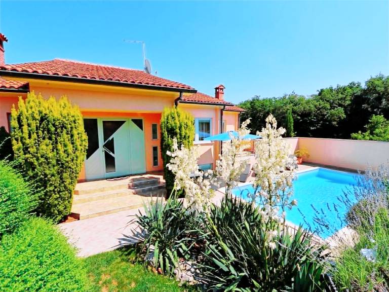 Vacation home with private pool, patio & barbeque | Nature view | Pet-friendly — photo 3