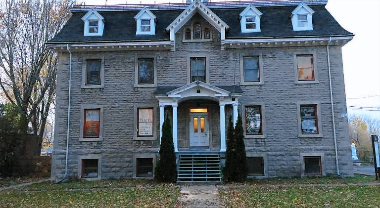 Rental apartment with 2 rooms for 6 persons in Laval, QC