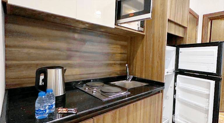 Apartment with patio & hot tub | Near King Abdullah I Mosque | Dogs allowed — photo 3