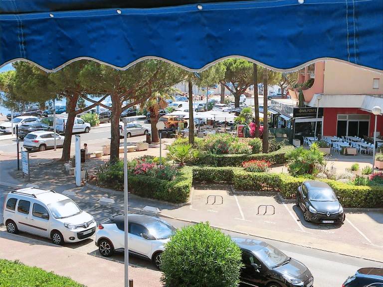Fully equipped holiday apartment with yard & patio | Garden view | Pet-friendly — photo 5