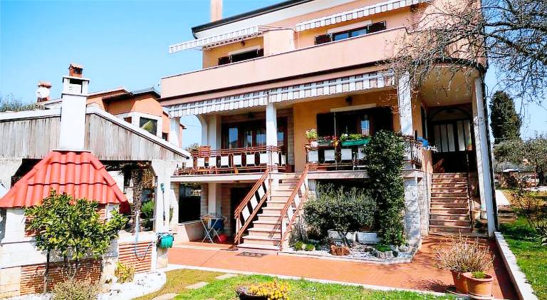 Apartment with yard, terrace & grill in Umag