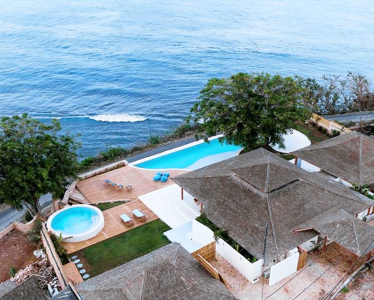 MODERN, LUXURY 5 BEDROOM, BEACH FRONT 2 POOLS in Penida Island