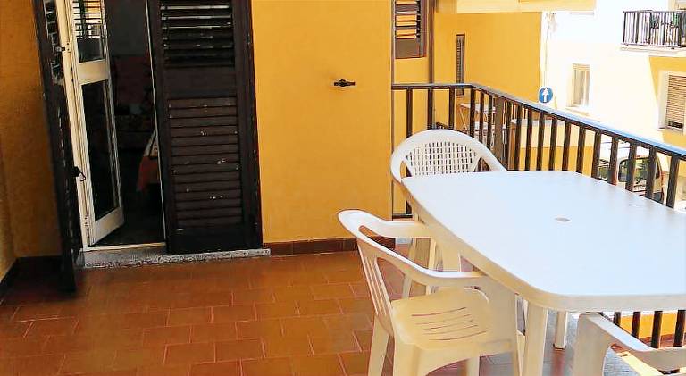 Apartment with garden & patio — photo 3