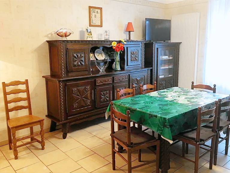 Cottage with barbeque & yard — photo 2