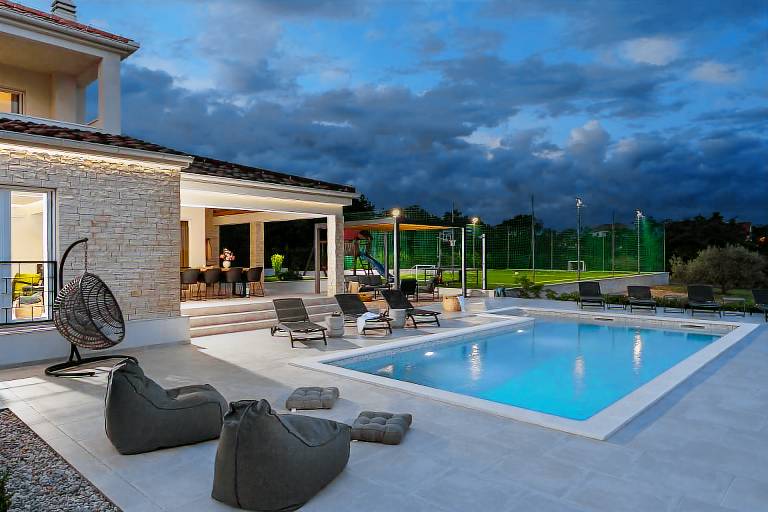 Villa with pool, yard & patio — photo 5