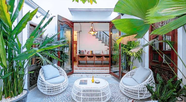 Villa with pool — photo 4
