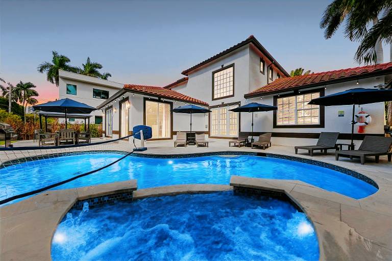 Gorgeous Hollywood Beach 4 Bedroom w Heated Pool