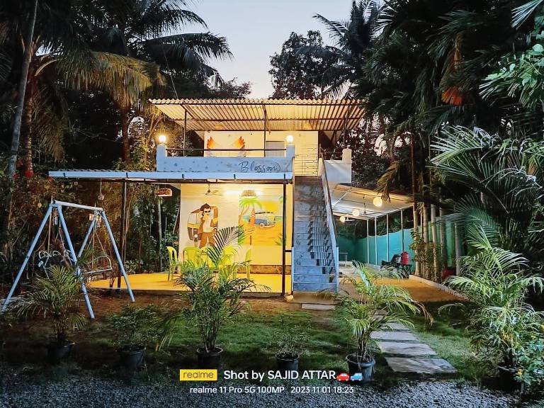 Villa with barbecue & garden in Alibag