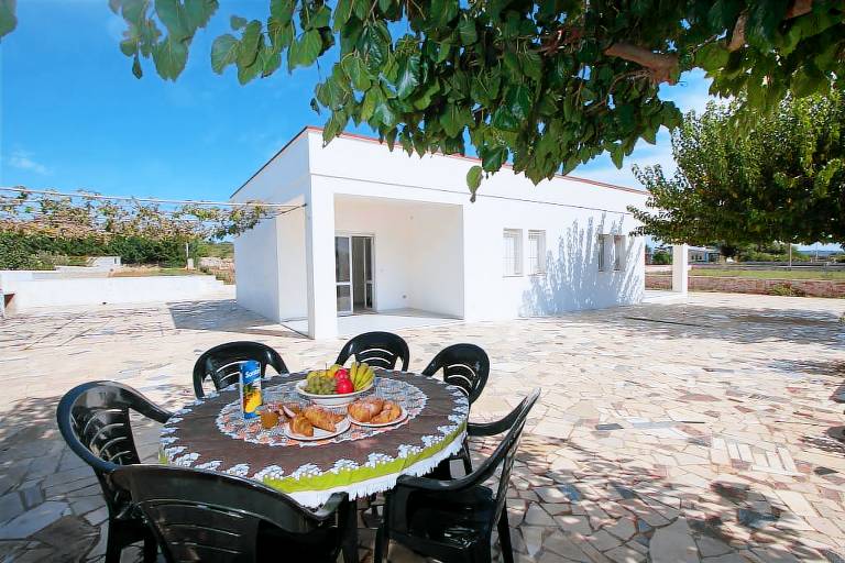 Child-friendly holiday apartment with garden & BBQ | Sea view | Next to the beach | Dogs allowed in Salve