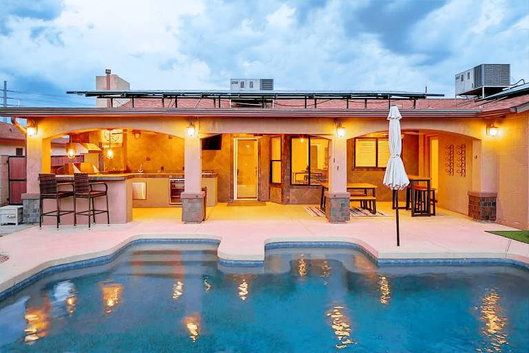 Champions Oasis Near the Staduim w Pool Grill