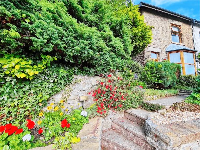 Children-friendly vacation home with grill & yard | Mountain view | Pets allowed in Buxton