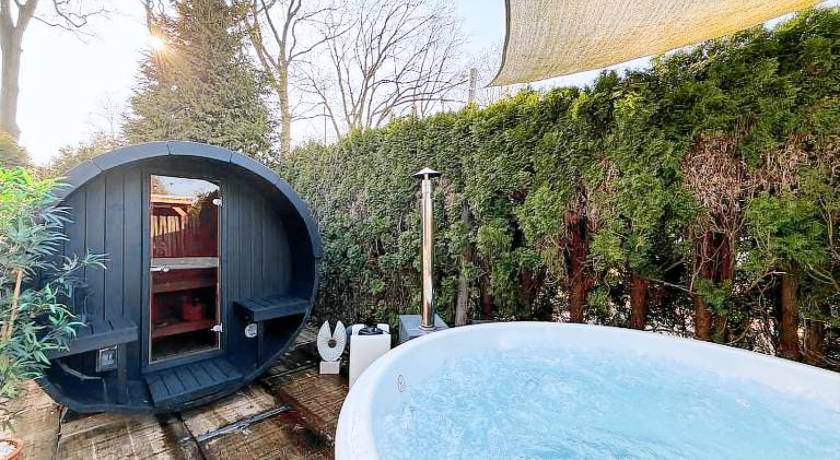 Luxe 8-Persoons Veluwe Wellness Chalet met Prive Jacuzzi & Sauna - Gemeenschappelijk Zwembad - Voort in Garderen