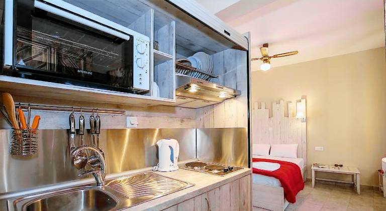 Apartment with yard, hot tub & pool | Beach nearby | Perfect for remote work | Pet-friendly — photo 2