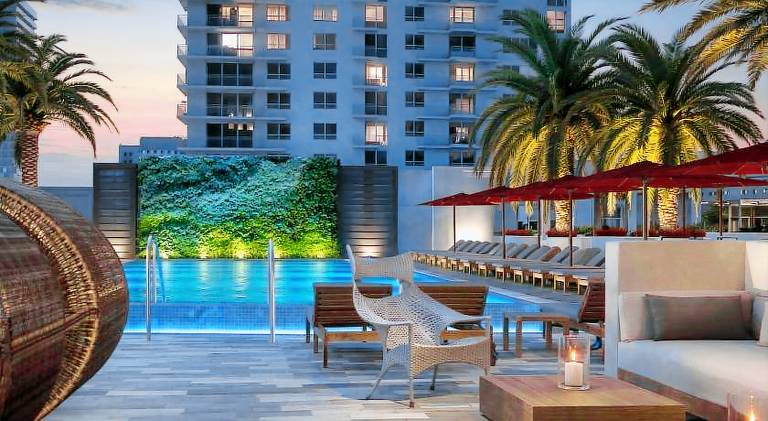 Holiday apartment with pool in Miami, FL