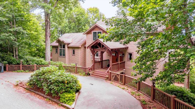Family-oriented pleasant house with pool, barbecue & patio | Mountain view | Pets are welcome — photo 2
