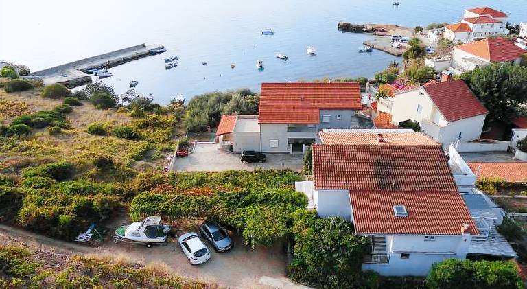 Holiday apartment with 2 rooms for 6 persons in Jelsa