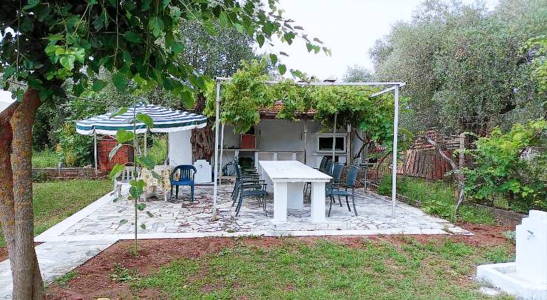 Villa with terrace, BBQ & garden — photo 2