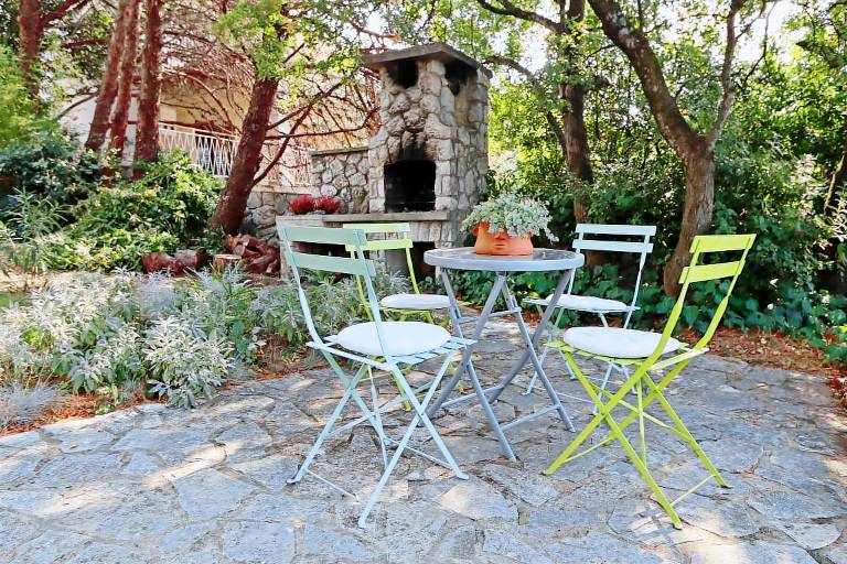 Holiday apartment with patio, yard & BBQ in Omisalj