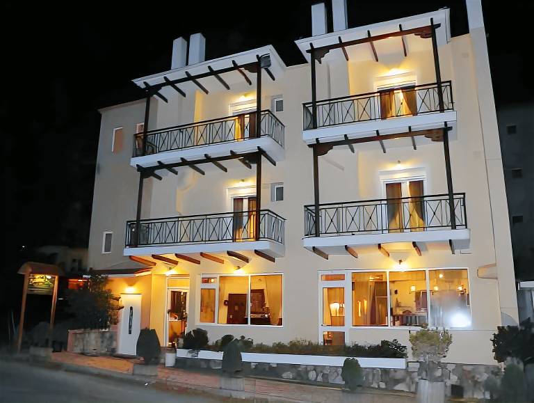 Xenonas Sta Tzakia in Karpenisi