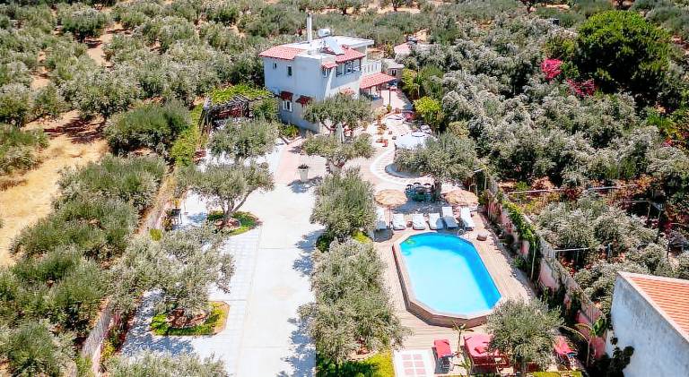 Apartment with pool & jacuzzi in Heraklion