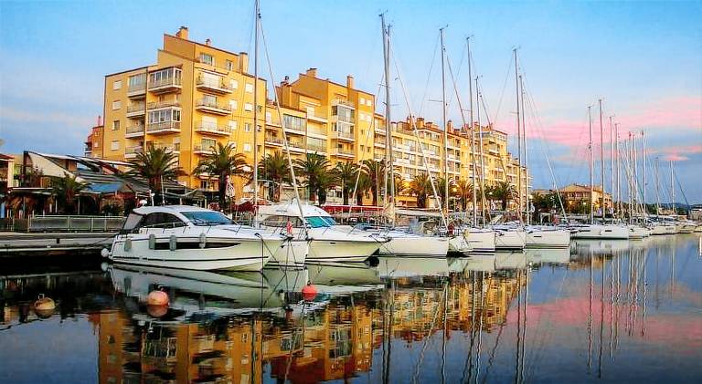 Rental apartment with patio in Hyères