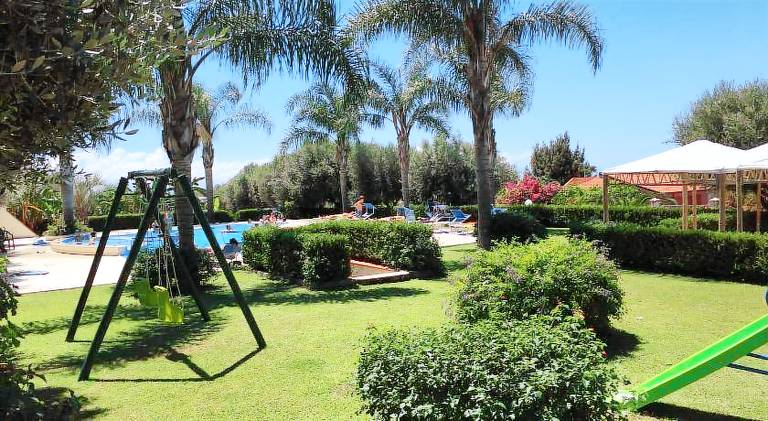 Serviced apartment with jacuzzi, garden & barbeque in Ricadi