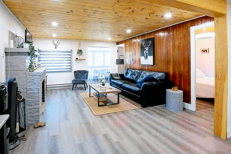 Gorgeous Cottage with Fireplace and Fire Pit in Kawartha Lakes, Ontario — photo 2
