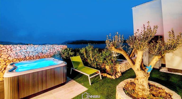 Holiday apartment with jacuzzi, BBQ & yard — photo 4