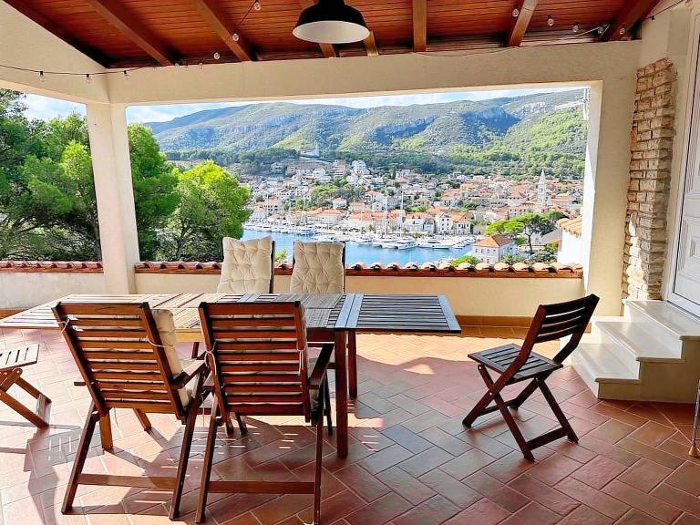Rental apartment with patio & yard | Sea view in Jelsa