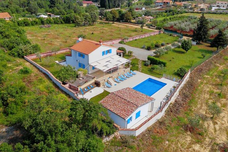 Villa with private pool, barbecue & yard — photo 5