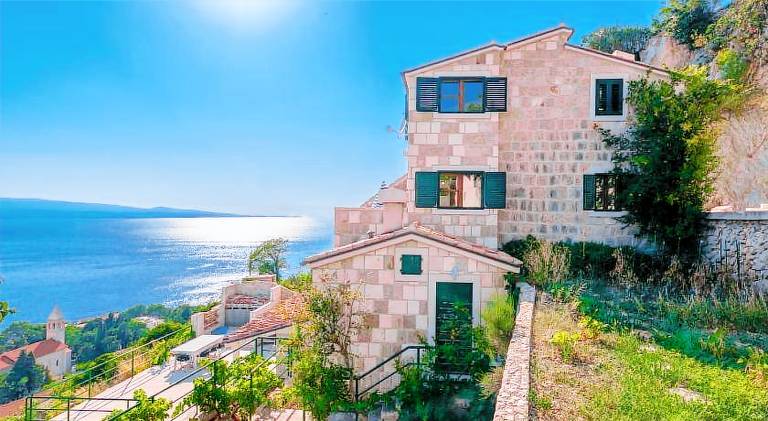 Apartment with pool, garden & terrace in Brela