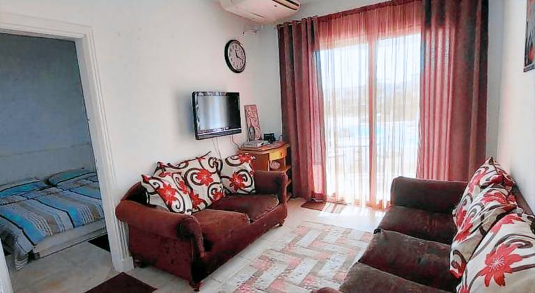 Holiday apartment with pool, patio & garden — photo 2