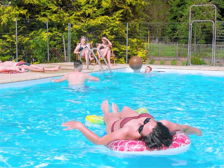 Children-friendly pleasant chalet with heated pool & terrace | Dogs allowed in Besancon