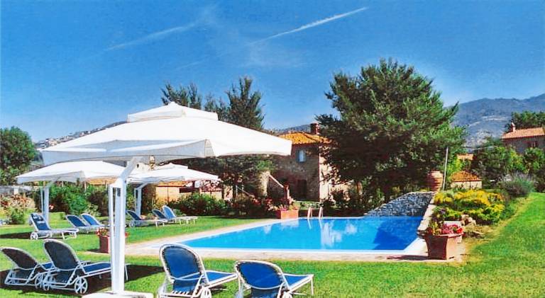 Vacation home with patio, barbecue & pool — photo 4